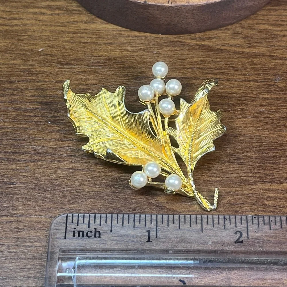 Vtg Gold Tone Holly Leaf Faux Pearl Berry Christmas Holiday Brooch Pin Festive